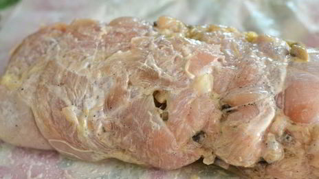 запеченный куриный рулет, фаршированный грибами и курагой в томатно-медовом соусе