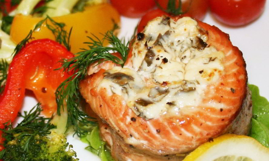 Рецепт запеченых рулетов из лосося с овощами