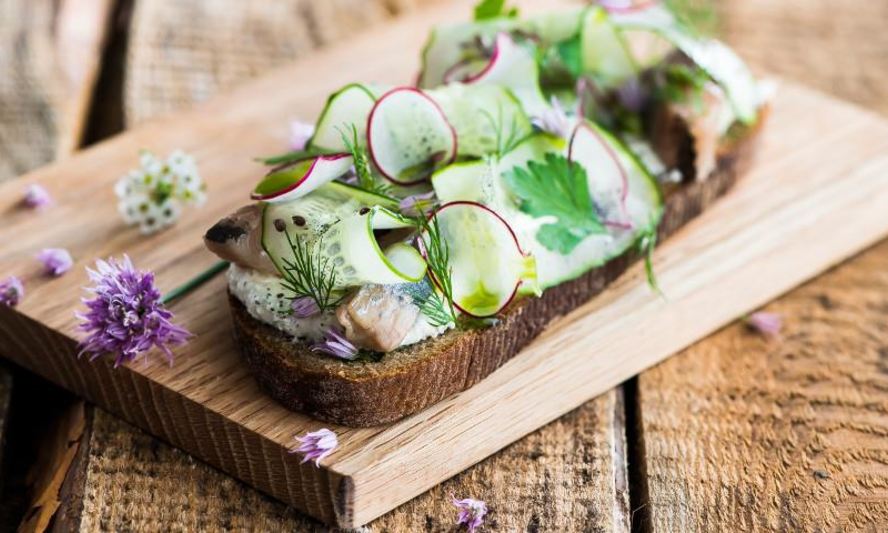 Рецепт сельди на ломте ржаного хлеба с огурцом и черной солью