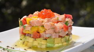 Севиче из красной рыбы, авокадо и манго