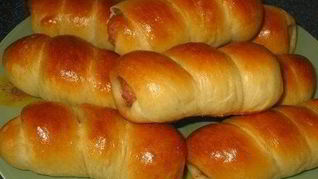 Сосиски с корнишонами в слойке