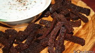 Бородинские сухарики со сметанно-кефирным соусом с чесноком