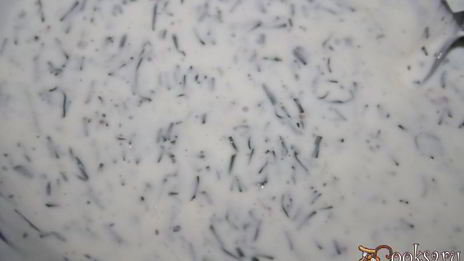 бородинские сухарики со сметанно-кефирным соусом с чесноком