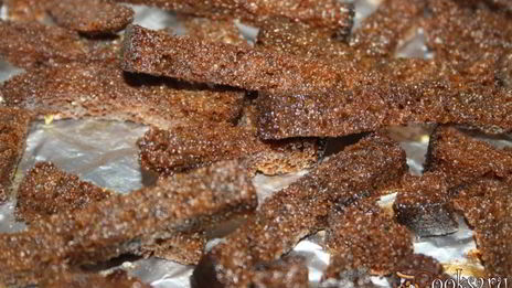 бородинские сухарики со сметанно-кефирным соусом с чесноком