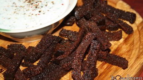 бородинские сухарики со сметанно-кефирным соусом с чесноком