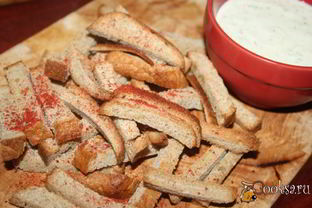 Дарницкие сухарики с соусом на основе йогурта