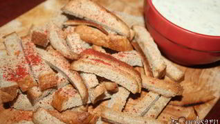 Дарницкие сухарики с соусом на основе йогурта