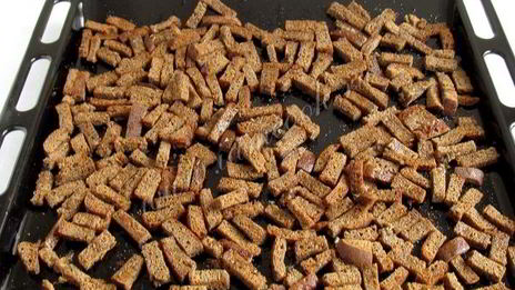 ржаные сухарики с чесноком