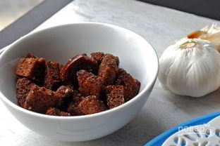 Сухарики из черного хлеба с чесноком