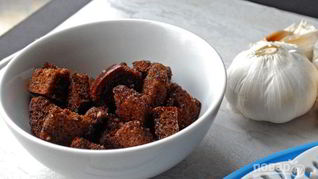 Сухарики из черного хлеба с чесноком