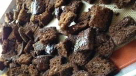 сухарики из черного хлеба с чесноком