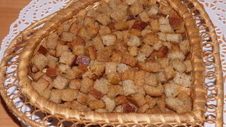 Сухарики из хлеба с чесноком