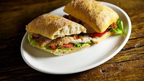 теплый сэндвич с куриной грудкой