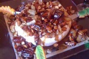 Сыр бри с луком, грибами и финиками