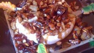 Сыр бри с луком, грибами и финиками