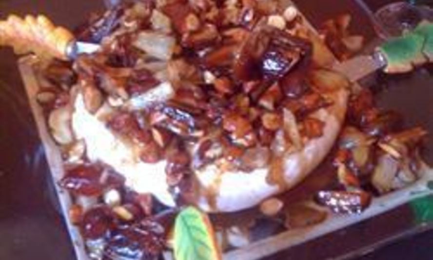 Рецепт сыра бри с луком, грибами и финиками