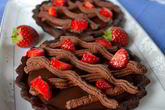 Шоколадные тарталетки с клубникой