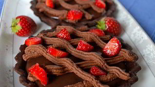 Шоколадные тарталетки с клубникой