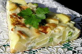 Тортилья с луком, чесноком и зеленым горошком