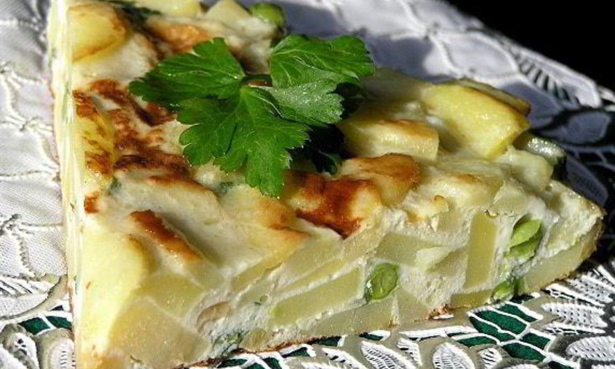 Рецепт тортильи с луком, чесноком и зеленым горошком