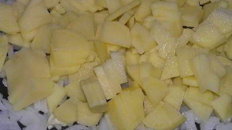 тортилья с луком, чесноком и зеленым горошком