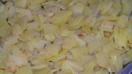 тортилья с луком, чесноком и зеленым горошком