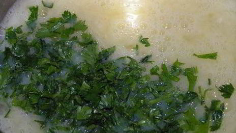 тортилья с луком, чесноком и зеленым горошком