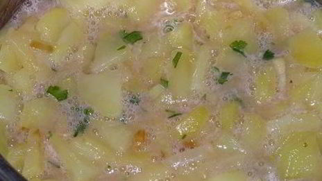 тортилья с луком, чесноком и зеленым горошком