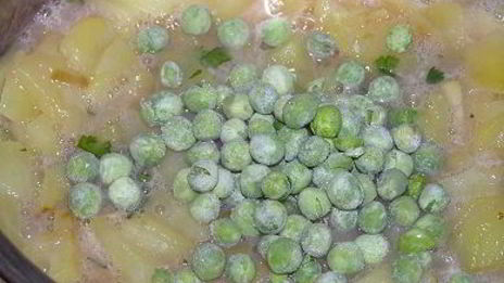 тортилья с луком, чесноком и зеленым горошком