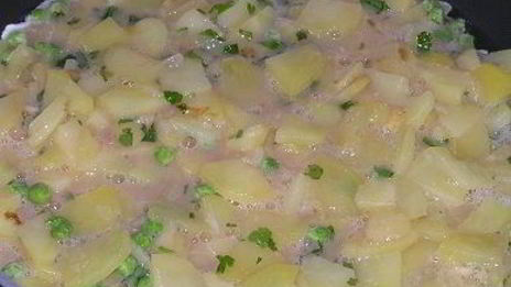 тортилья с луком, чесноком и зеленым горошком