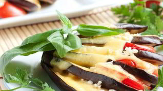 Веер из баклажанов с сыром и томатами