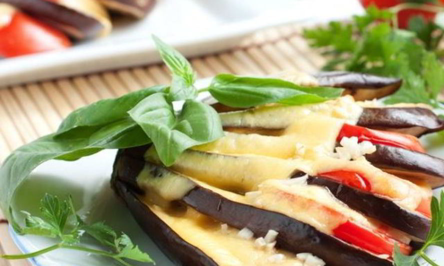 Рецепт веера из баклажанов с сыром и томатами