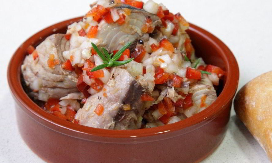 Рецепт закуски из макрелевого тунца в маринаде