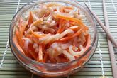 Закуска из моркови с кальмарами