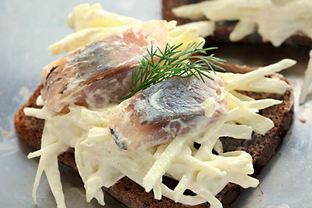 Закуска из селедки с яблоками и сметаной