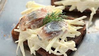 Закуска из селедки с яблоками и сметаной