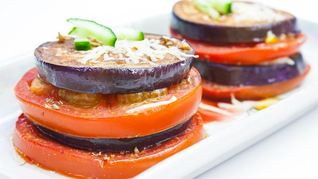 Закуска из запеченного баклажана помидора и Моцареллы