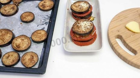 закуска из запеченного баклажана помидора и моцареллы