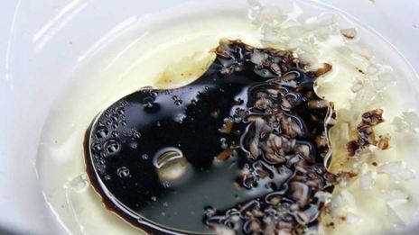 закуска из запеченного баклажана помидора и моцареллы