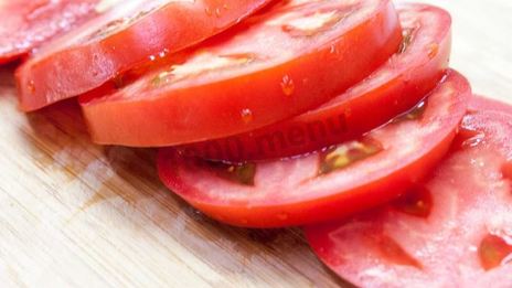 закуска из запеченного баклажана помидора и моцареллы