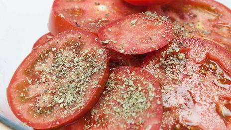 закуска из запеченного баклажана помидора и моцареллы