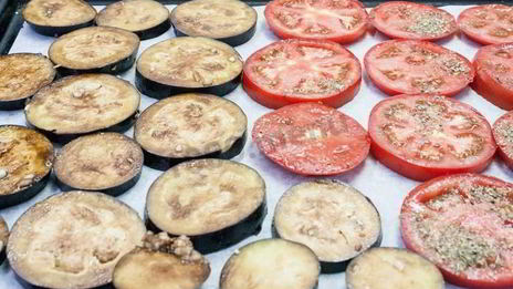 закуска из запеченного баклажана помидора и моцареллы