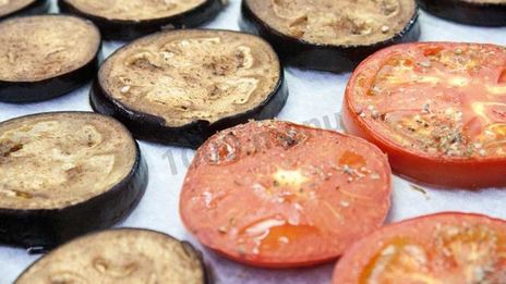 закуска из запеченного баклажана помидора и моцареллы