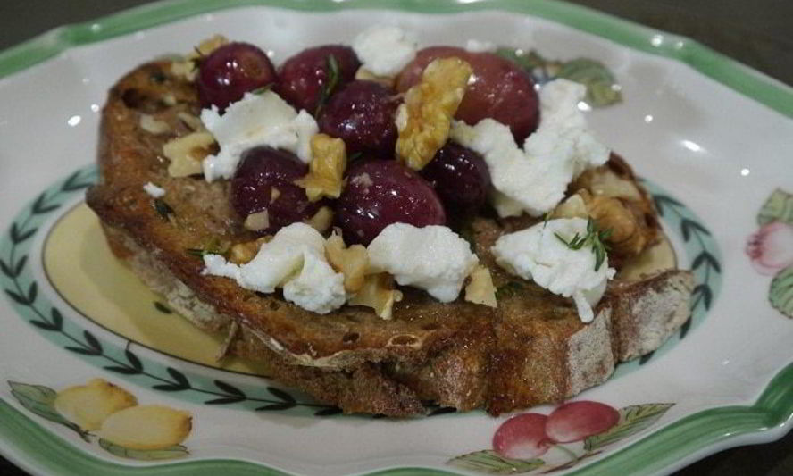 Рецепт закуски с козьим сыром, виноградом и грецкими орехами