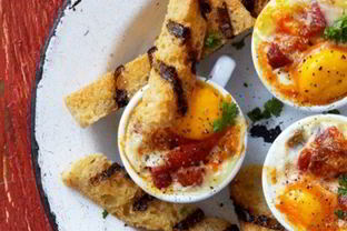 Запеченные яйца с чоризо и сыром бри