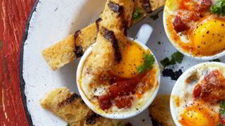 Запеченные яйца с чоризо и сыром бри