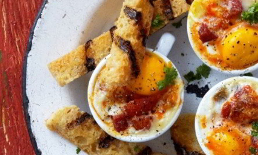 Рецепт запеченных яиц с чоризо и сыром бри