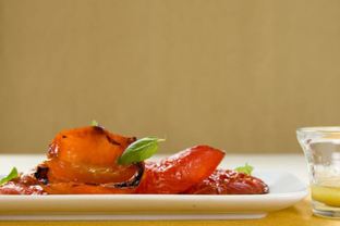 Жареные помидоры с базиликом